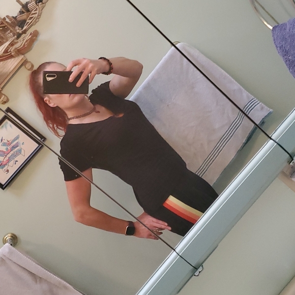 Large black with circle design in middle - Picture 6 of 7